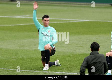 Oeiras. 22nd Mar 2022. Cristiano Ronaldo, in Portogallo, partecipa a una sessione di allenamento al campo di allenamento Cidade do Futebol di Oeiras, in Portogallo, il 22 marzo 2022, in vista della partita di calcio di qualificazione della Coppa del mondo 2022 contro la Turchia. Credit: Pedro Fiuza/Xinhua/Alamy Live News Foto Stock