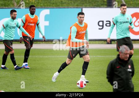 Oeiras. 22nd Mar 2022. Il forward portoghese Cristiano Ronaldo (3rd L) partecipa a una sessione di allenamento al campo di allenamento Cidade do Futebol di Oeiras, Portogallo, il 22 marzo 2022, in vista della partita di calcio di qualificazione della Coppa del mondo 2022 contro la Turchia. Credit: Pedro Fiuza/Xinhua/Alamy Live News Foto Stock