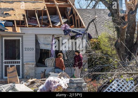 Austin, Texas, Stati Uniti. 22nd Mar 2022. La gente guarda la loro casa danneggiata dopo tornado a Round Rock, Texas, Stati Uniti il 22 marzo 2022. Almeno una persona è stata uccisa e più di due dozzine di altri feriti quando i tornado hanno colpito grandi aree degli stati Uniti centrali del sud Texas e dell'Oklahoma il lunedì sera, le autorità hanno detto Martedì. Credit: Bo Lee/Xinhua/Alamy Live News Foto Stock