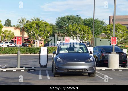 Anaheim Hills, CA - 26 gennaio 2022: Stazione di ricarica Tesla situata in un parcheggio Target. Le stazioni Supercharger Tesla consentono alle auto Tesla di essere veloci Foto Stock