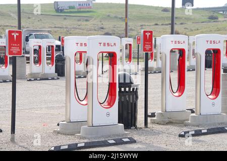 Kettleman City, CA - 29 gennaio 2022: Stazione Supercharger Tesla di nuova costruzione in attesa di pavimentazione. Le stazioni Supercharger consentono alle auto Tesla di essere veloci- Foto Stock