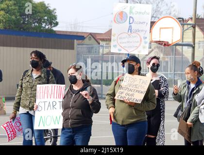 Oakland, CA - 5 febbraio 2022: I partecipanti non identificati che hanno firmato presso la Prescott Elementary School, protestando contro la chiusura delle scuole prevista nel distretto; Foto Stock