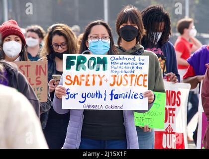 Oakland, CA - 5 febbraio 2022: I partecipanti non identificati che hanno firmato presso la Prescott Elementary School, protestando contro la chiusura delle scuole prevista nel distretto; Foto Stock