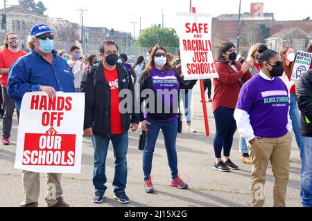 Oakland, CA - 5 febbraio 2022: I partecipanti non identificati che hanno firmato presso la Prescott Elementary School, protestando contro la chiusura delle scuole prevista nel distretto; Foto Stock