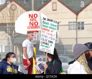 Oakland, CA - 5 febbraio 2022: I partecipanti non identificati che hanno firmato presso la Prescott Elementary School, protestando contro la chiusura delle scuole prevista nel distretto; Foto Stock