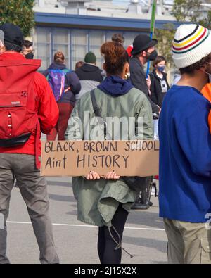 Oakland, CA - 5 febbraio 2022: I partecipanti non identificati che hanno firmato presso la Prescott Elementary School, protestando contro la chiusura delle scuole prevista nel distretto; Foto Stock