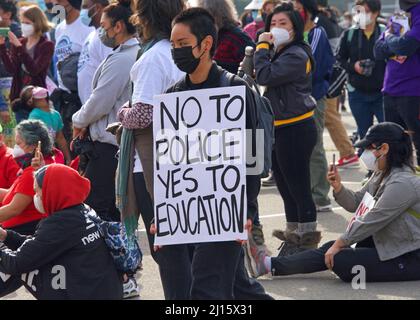 Oakland, CA - 5 febbraio 2022: I partecipanti non identificati che hanno firmato presso la Prescott Elementary School, protestando contro la chiusura delle scuole prevista nel distretto; Foto Stock