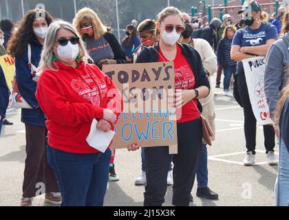 Oakland, CA - 5 febbraio 2022: I partecipanti non identificati che hanno firmato presso la Prescott Elementary School, protestando contro la chiusura delle scuole prevista nel distretto; Foto Stock