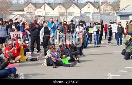 Oakland, CA - 5 febbraio 2022: I partecipanti non identificati che hanno firmato presso la Prescott Elementary School, protestando contro la chiusura delle scuole prevista nel distretto; Foto Stock