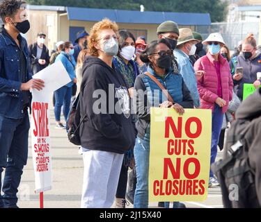 Oakland, CA - 5 febbraio 2022: I partecipanti non identificati che hanno firmato presso la Prescott Elementary School, protestando contro la chiusura delle scuole prevista nel distretto; Foto Stock