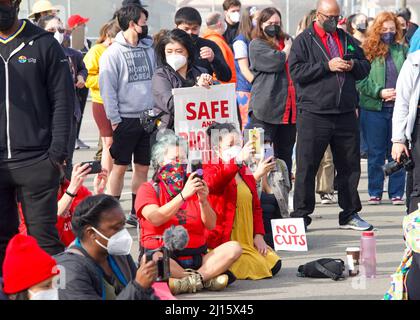 Oakland, CA - 5 febbraio 2022: I partecipanti non identificati che hanno firmato presso la Prescott Elementary School, protestando contro la chiusura delle scuole prevista nel distretto; Foto Stock