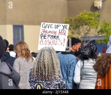 Oakland, CA - 5 febbraio 2022: I partecipanti non identificati che hanno firmato presso la Prescott Elementary School, protestando contro la chiusura delle scuole prevista nel distretto; Foto Stock