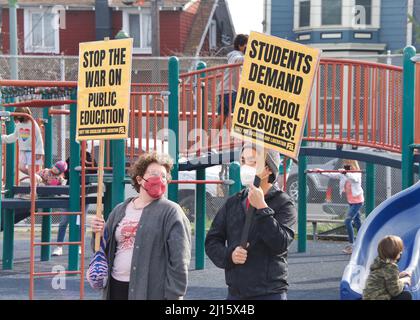 Oakland, CA - 5 febbraio 2022: I partecipanti non identificati che hanno firmato presso la Prescott Elementary School, protestando contro la chiusura delle scuole prevista nel distretto; Foto Stock