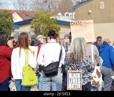 Oakland, CA - 5 febbraio 2022: I partecipanti non identificati che hanno firmato presso la Prescott Elementary School, protestando contro la chiusura delle scuole prevista nel distretto; Foto Stock