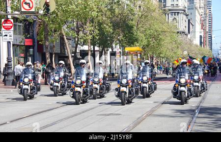 San Francisco, CA - 12 marzo 2022: Partecipanti non identificati alla sfilata Saint Patrick's Day Parade 2022, il più grande evento irlandese della costa occidentale Foto Stock