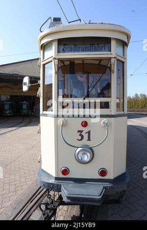 Halberstadt, Germania. 21st Mar 2022. Da maggio 2022, le coppie potranno dire 'lo faccio' in un tram storico risalente al 1939. L'idea per questo è venuta dalla città di Halberstadt dopo che ci sono state sempre più richieste per i luoghi insoliti di nozze. La dedicazione della ferrovia all'ufficio del registro avrà luogo ufficialmente mercoledì. Credit: dpa/dpa-Zentralbild/dpa/Alamy Live News Foto Stock