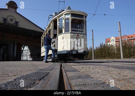 Halberstadt, Germania. 21st Mar 2022. Da maggio 2022, le coppie potranno dire 'lo faccio' in un tram storico risalente al 1939. L'idea per questo è venuta dalla città di Halberstadt dopo che ci sono state sempre più richieste per i luoghi insoliti di nozze. La dedicazione della ferrovia all'ufficio del registro avrà luogo ufficialmente mercoledì. Credit: dpa/dpa-Zentralbild/dpa/Alamy Live News Foto Stock