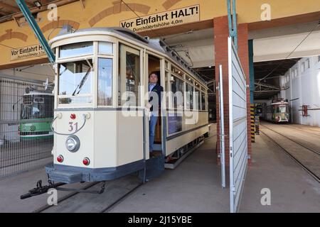 Halberstadt, Germania. 21st Mar 2022. Il maestro dei trasporti Udo Behnke si trova in una storica ferrovia. A partire da maggio 2022, le coppie potranno dire "lo faccio" in un tram storico costruito nel 1939. La città di Halberstadt ha dato l'idea dopo aver ricevuto sempre più richieste di inconsuete location per matrimoni. La dedicazione della ferrovia all'ufficio del registro avrà luogo ufficialmente mercoledì. Credit: dpa/dpa-Zentralbild/dpa/Alamy Live News Foto Stock