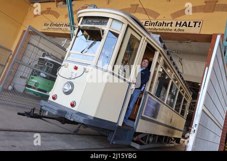 Halberstadt, Germania. 21st Mar 2022. Il maestro dei trasporti Udo Behnke si trova in una storica ferrovia. A partire da maggio 2022, le coppie potranno dire "lo faccio" in un tram storico costruito nel 1939. La città di Halberstadt ha dato l'idea dopo aver ricevuto sempre più richieste di inconsuete location per matrimoni. La dedicazione della ferrovia all'ufficio del registro avrà luogo ufficialmente mercoledì. Credit: dpa/dpa-Zentralbild/dpa/Alamy Live News Foto Stock