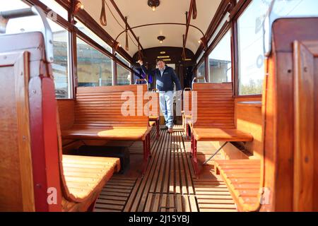 Halberstadt, Germania. 21st Mar 2022. Il maestro dei trasporti Udo Behnke si trova in una storica ferrovia. A partire da maggio 2022, le coppie potranno dire "lo faccio" in un tram storico costruito nel 1939. La città di Halberstadt ha dato l'idea dopo aver ricevuto sempre più richieste di inconsuete location per matrimoni. La dedicazione della ferrovia all'ufficio del registro avrà luogo ufficialmente mercoledì. Credit: dpa/dpa-Zentralbild/dpa/Alamy Live News Foto Stock