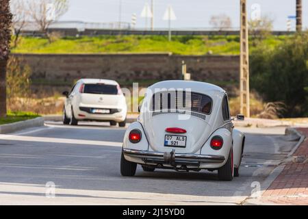 Side; Turchia – Marzo 02 2022: Auto bianca d'epoca Volkswagen Beetle sullo sfondo di una strada della città, vista posteriore. Leggendaria auto retrò in un ambiente urbano Foto Stock