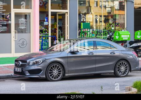 Antalya; Turchia – Marzo 03 2022: Silver Mercedes-Benz CLA-Class è parcheggio in strada in una giornata estiva Foto Stock