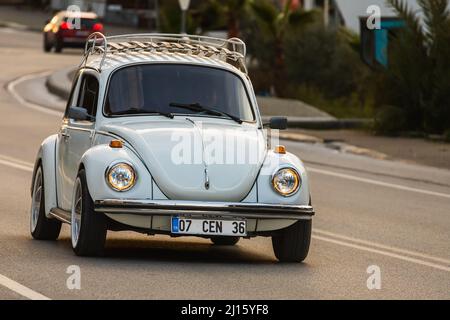 Side; Turchia – Marzo 02 2022: Auto bianca d'epoca Volkswagen Beetle sullo sfondo di una strada della città, vista frontale. Leggendaria auto retrò in un ambiente urbano Foto Stock