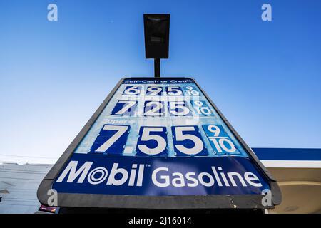 Los Angeles, Stati Uniti. 07th Mar 2022. I prezzi del gas rimangono alti a Los Angeles. 3/22/2022 Los Angeles, CA., USA (Photo by Ted Soqui/SIPA USA) Credit: Sipa USA/Alamy Live News Foto Stock