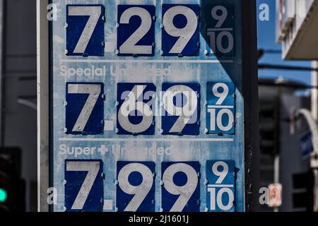 Los Angeles, Stati Uniti. 22nd Mar 2022. I prezzi del gas rimangono alti a Los Angeles. 3/22/2022 Los Angeles, CA., USA (Photo by Ted Soqui/SIPA USA) Credit: Sipa USA/Alamy Live News Foto Stock