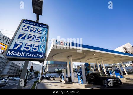 Los Angeles, Stati Uniti. 07th Mar 2022. I prezzi del gas rimangono alti a Los Angeles. 3/22/2022 Los Angeles, CA., USA (Photo by Ted Soqui/SIPA USA) Credit: Sipa USA/Alamy Live News Foto Stock