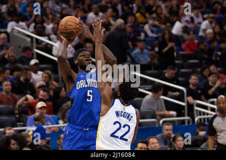 Orlando, Stati Uniti. 22nd Mar 2022. MO Bamba (Orlando Magic) cerca di trovare un pass durante la partita della National Basketball Association tra Orlando Magic e Golden state Warriors all'Amway Center di Orlando, Florida. Andrea Vilchez/SPP Credit: SPP Sport Press Photo. /Alamy Live News Foto Stock