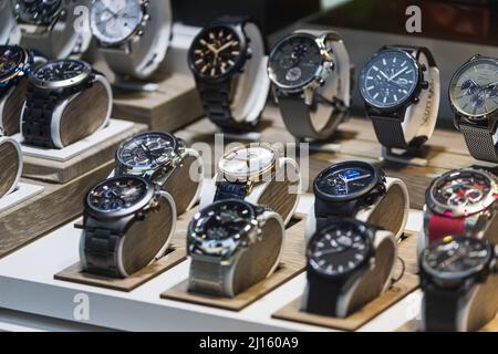 Antalya; Turchia – Marzo 04 2022: Vetrina con una vasta selezione di orologi da uomo Foto Stock