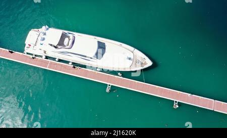 Drone aereo top down foto ultra ampia del porto mediterraneo con gli yacht ancorati Foto Stock