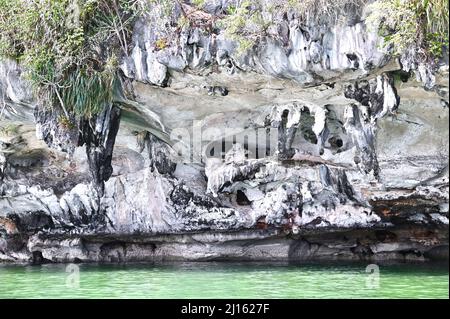 Antichi dipinti della grotta nella baia di Phang Nga Foto Stock