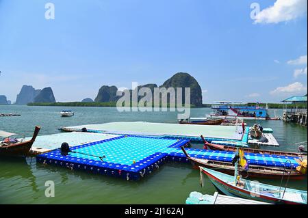 Campo da calcio galleggiante del Villaggio galleggiante Koh Panyee nella Baia di Phang Nga Foto Stock