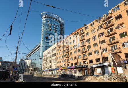 Kiev, Ucraina. 21st Mar 2022. Gli edifici residenziali sono danneggiati dopo un attacco russo a Kyiv. Mentre l'invasione russa dell'Ucraina si trascina nella terza settimana, le forze russe hanno iniziato sempre più a colpire le aree residenziali di Kiev causando vittime civili e distruzione su larga scala di edifici e infrastrutture. Credit: SOPA Images Limited/Alamy Live News Foto Stock