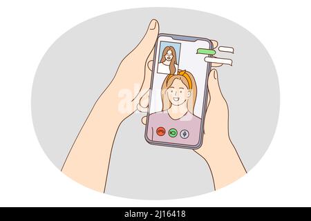 La ragazza tiene lo smartphone nelle mani parla in videochiamata con un amico sul gadget. Donna sorridente hanno webcam evento virtuale o conferenza sul cellulare. Tecnologia, comunicazione. Illustrazione vettoriale. Illustrazione Vettoriale