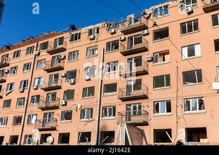 Kiev, Ucraina. 21st Mar 2022. Un edificio residenziale è danneggiato dopo un attacco russo a Kyiv. Mentre l'invasione russa dell'Ucraina si trascina nella terza settimana, le forze russe hanno iniziato sempre più a colpire le aree residenziali di Kiev causando vittime civili e distruzione su larga scala di edifici e infrastrutture. Credit: SOPA Images Limited/Alamy Live News Foto Stock