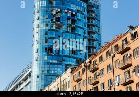 Kiev, Ucraina. 21st Mar 2022. Gli edifici residenziali sono danneggiati dopo un attacco russo a Kyiv. Mentre l'invasione russa dell'Ucraina si trascina nella terza settimana, le forze russe hanno iniziato sempre più a colpire le aree residenziali di Kiev causando vittime civili e distruzione su larga scala di edifici e infrastrutture. Credit: SOPA Images Limited/Alamy Live News Foto Stock