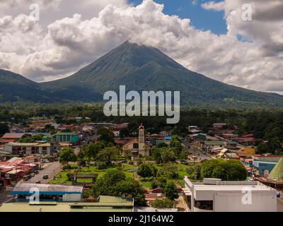 Bella vista aerea della città di Fortuna tramonto in Costa Rica Foto Stock