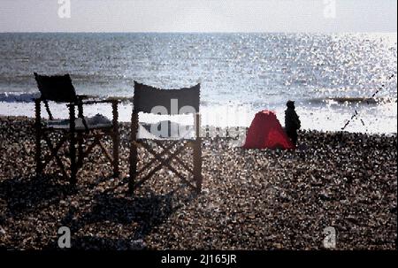 Riassunto di una scena di spiaggia con due sedie pieghevoli e un uomo in piedi accanto ad una tenda rossa che guarda una canna da pesca. Foto Stock