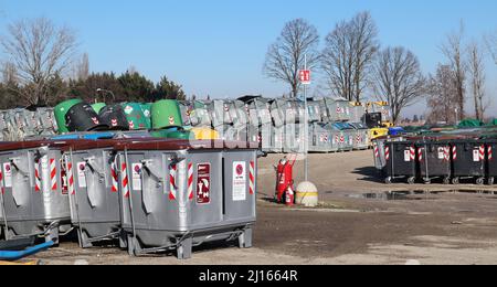 Bologna - Italia - 29 gennaio 2022: Deposito cassonetti del Gruppo Hera. Il Gruppo Hera è un'azienda italiana multi-service per l'ambiente. Foto Stock