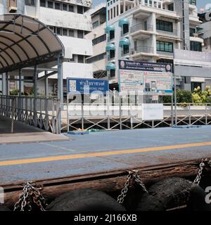 Chao Phraya River Rajchawonse Pier N5 a Chinatown Bangjkok Thailandia Foto Stock