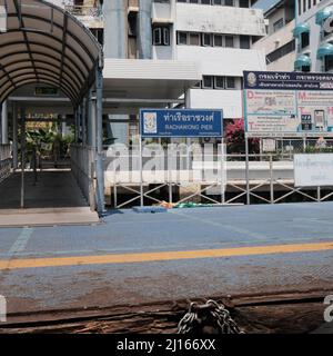 Chao Phraya River Rajchawonse Pier N5 a Chinatown Bangjkok Thailandia Foto Stock