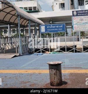 Chao Phraya River Rajchawonse Pier N5 a Chinatown Bangjkok Thailandia Foto Stock