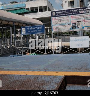 Chao Phraya River Rajchawonse Pier N5 a Chinatown Bangjkok Thailandia Foto Stock