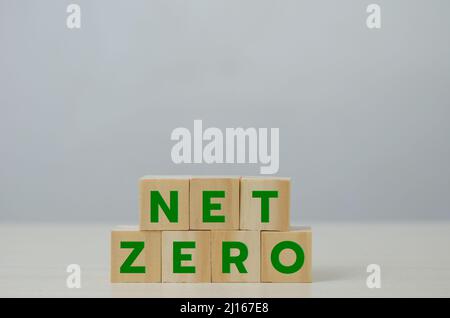 cubo di legno blocco netto zero business concetto. Foto Stock