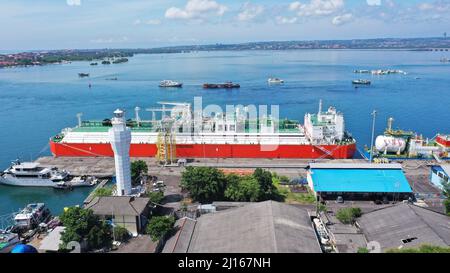 La nave GNL a Bali, Indonesia, è ormeggiata nel porto di Benoa Foto Stock