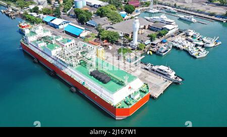 La nave GNL a Bali, Indonesia, è ormeggiata nel porto di Benoa Foto Stock