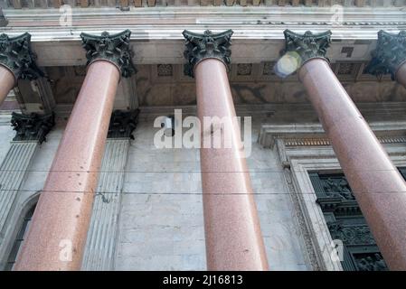 Danni sulle colonne del memoriale della Cattedrale di Sant'Isacco come risultato della seconda guerra mondiale a San Pietroburgo, Russia, il 05 2021 giugno. Foto Stock